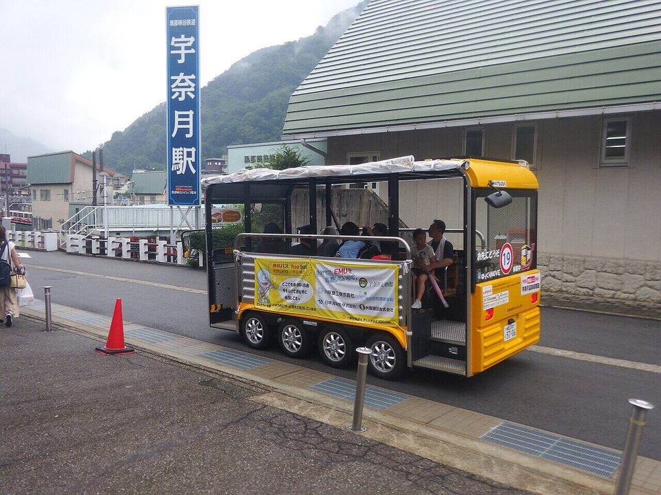 夕灯のともる湯宿の縁側に整えられた紺地に朝顔模様の浴衣