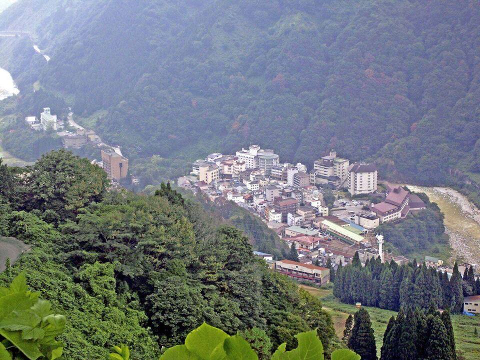 玄関に置かれた旅の荷物と折り畳まれた羽織