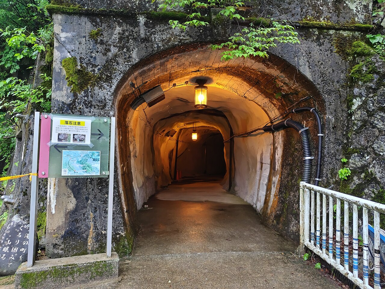 山彦歩道トンネルの入口へ続く通路