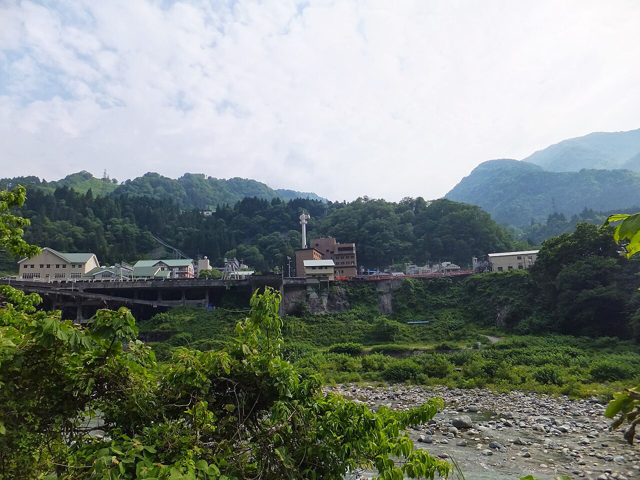 黒部川沿いの集落と山並みを望む風景