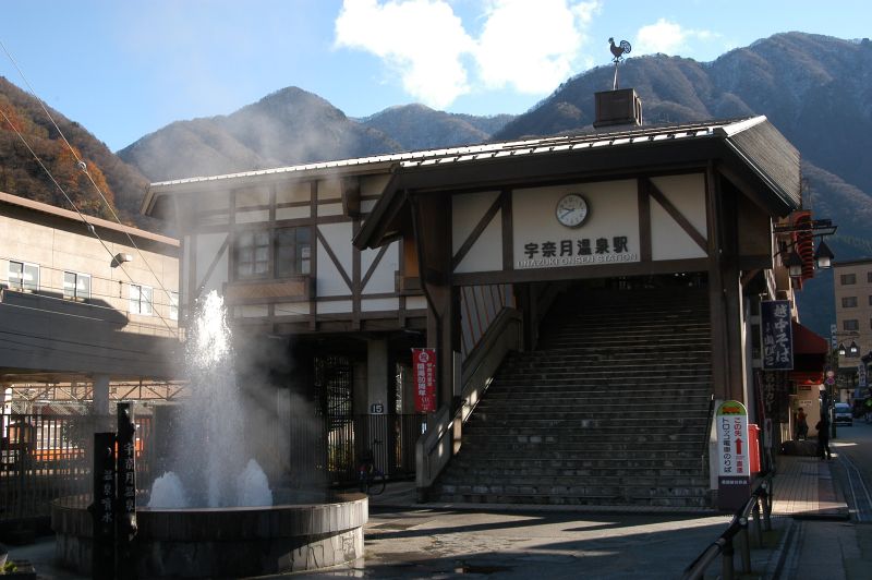 宇奈月温泉駅舎と山あいに広がる空