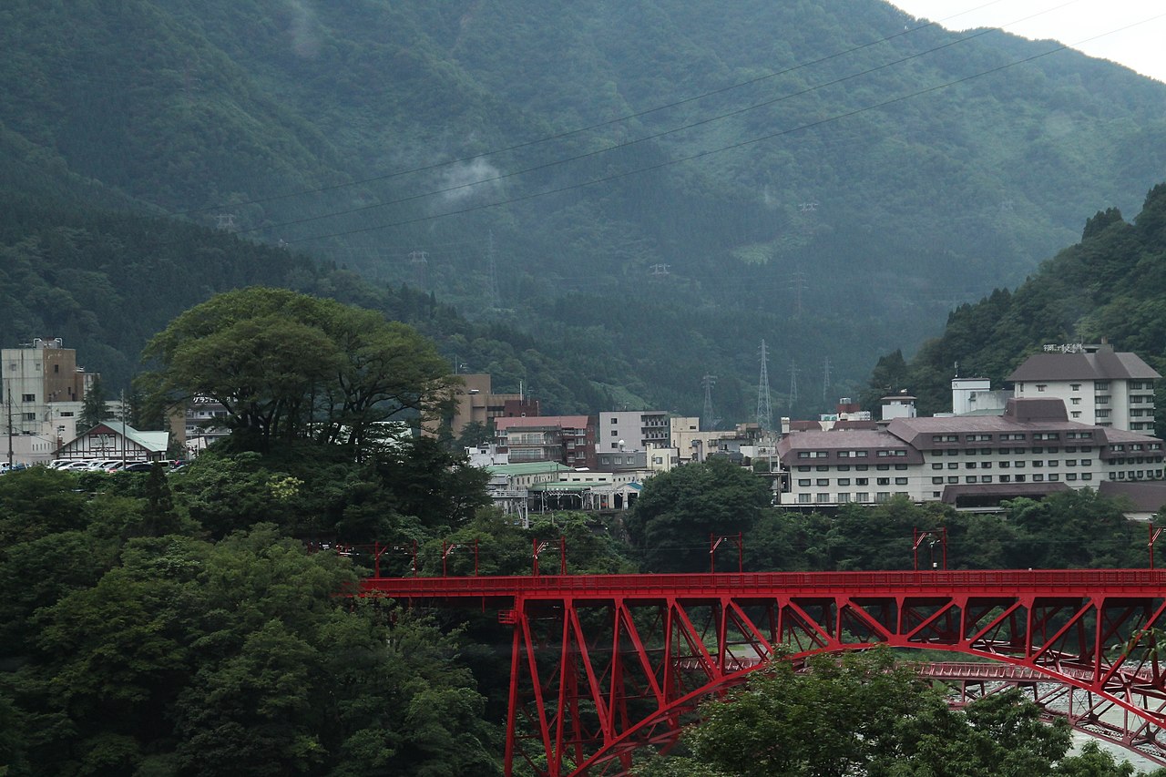 薄曇の朝に銀色に光る芒草と湯田の初秋の景色